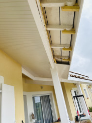 Pose d'un dessous de toit avec du lambris en PVC  