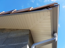 Pose de lambris sous-toiture en PVC par une entreprise spécialisée   